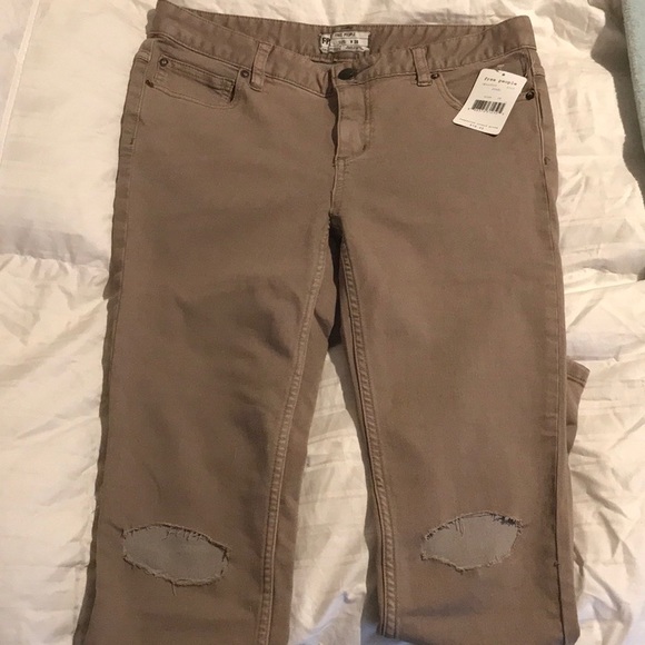 NWT Free People ripped knee skinny jeans - Picture 2 of 5